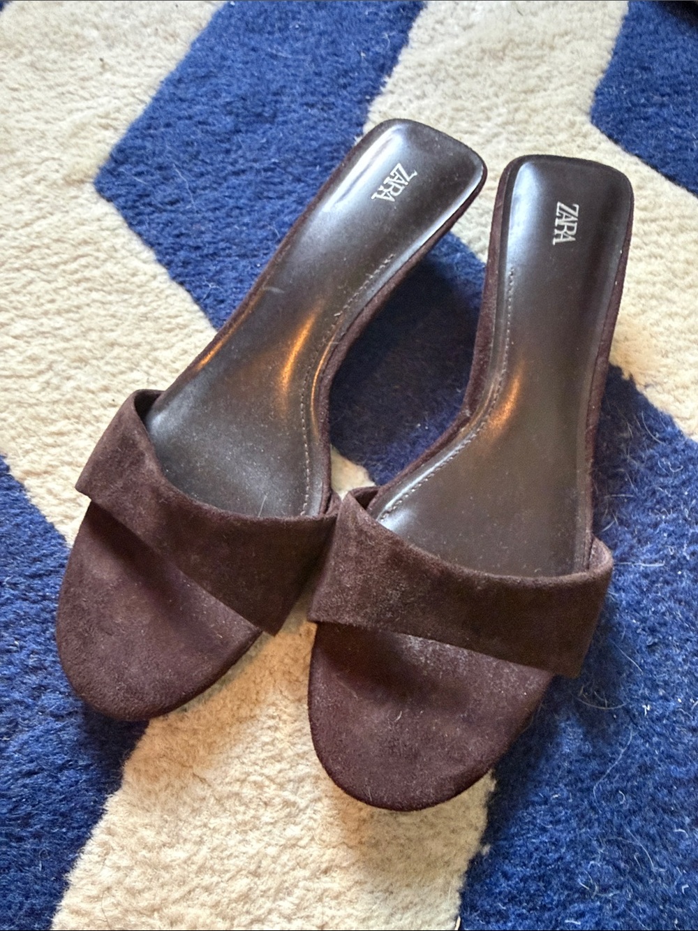 Summer cuties!!
Barely worn-Zara Dark Brown Suede Slide Mules